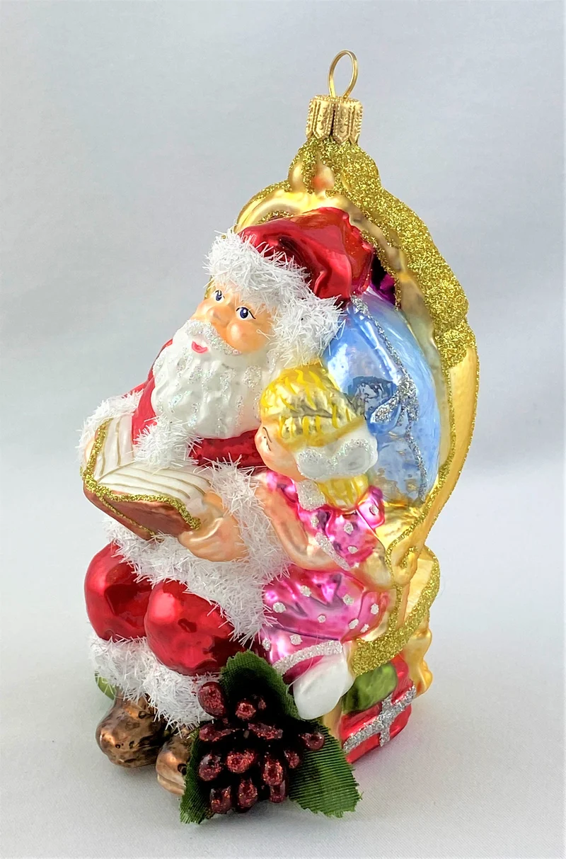 Weihnachtsmann liest dem Mädchen eine Weihnachtsgeschichte vor