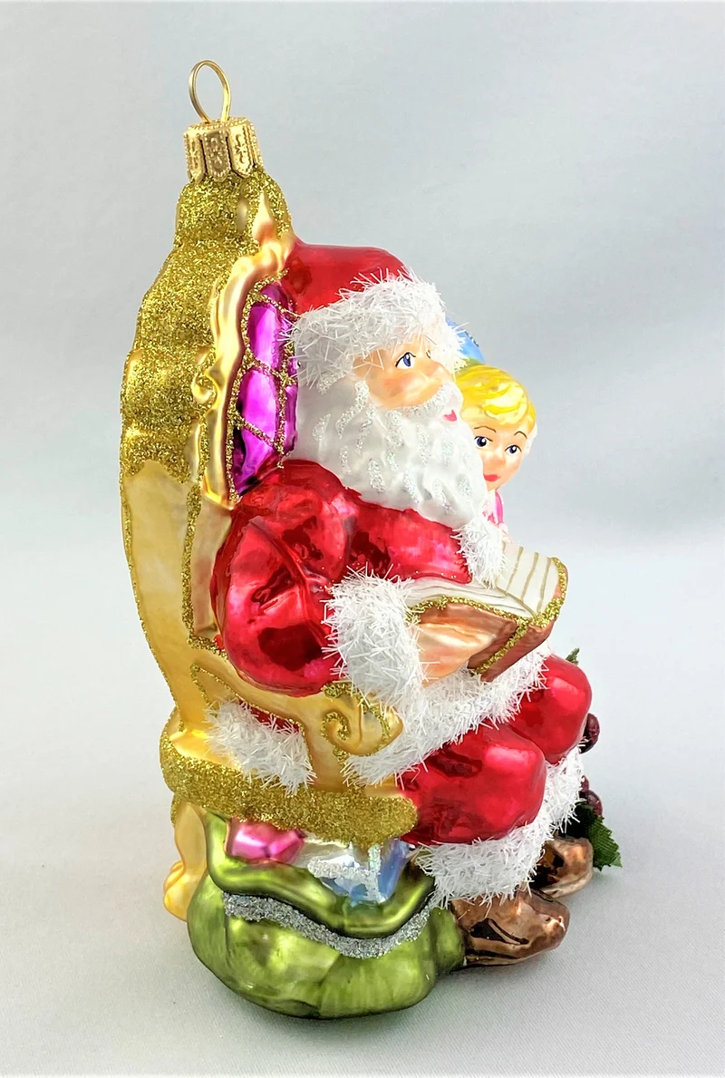 Weihnachtsmann liest dem Mädchen eine Weihnachtsgeschichte vor