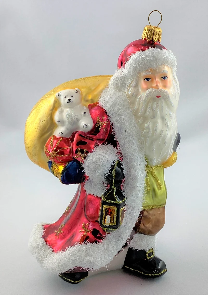 Der Weihnachtsmann stapft mit der Laterne in der Hand daher