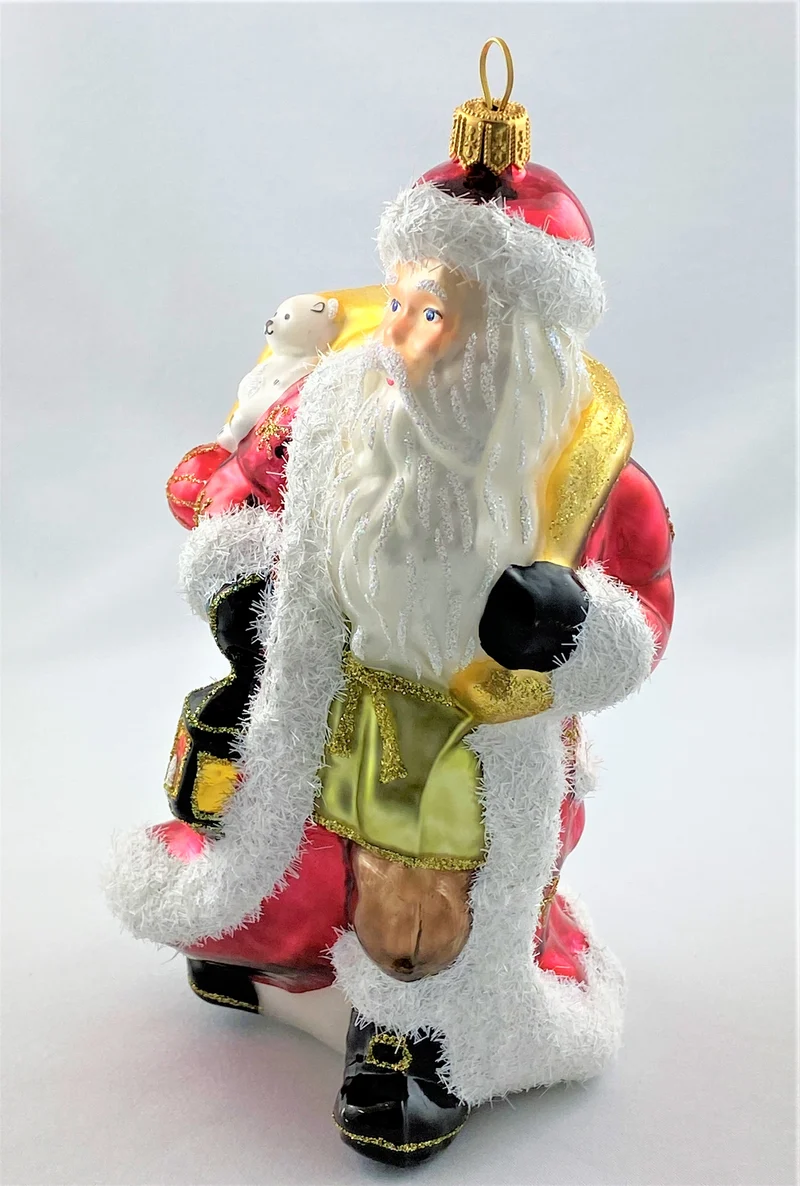 Der Weihnachtsmann stapft mit der Laterne in der Hand daher