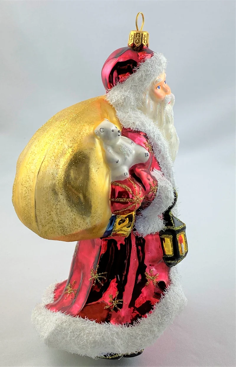 Der Weihnachtsmann stapft mit der Laterne in der Hand daher