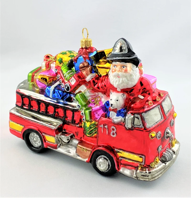 Der Weihnachtsmann bringt die Geschenke mit dem Feuerwehrauto