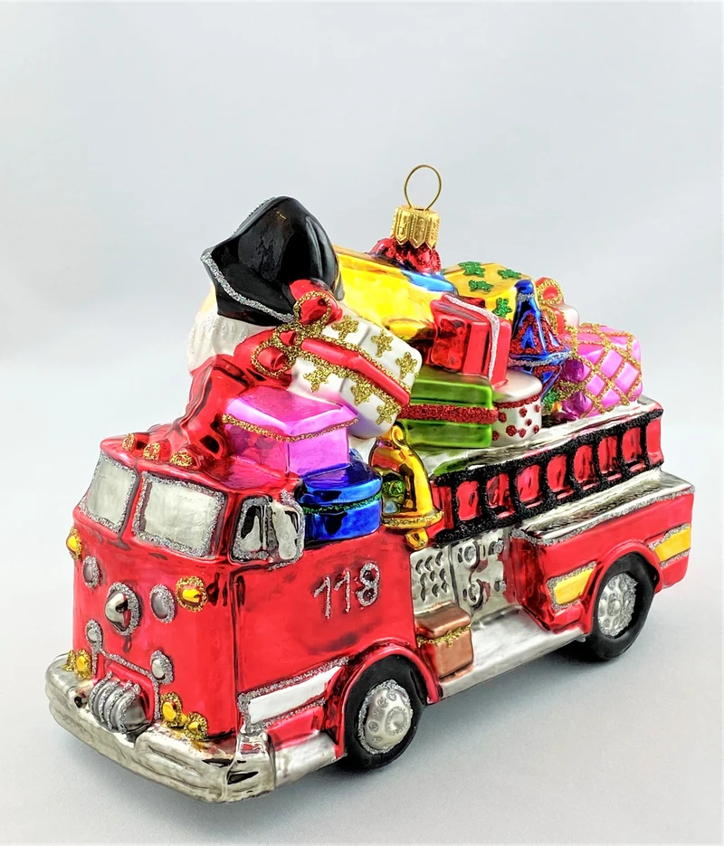 Der Weihnachtsmann bringt die Geschenke mit dem Feuerwehrauto