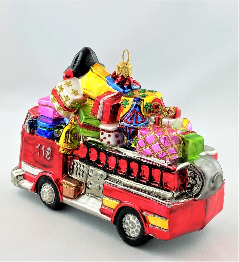 Der Weihnachtsmann bringt die Geschenke mit dem Feuerwehrauto