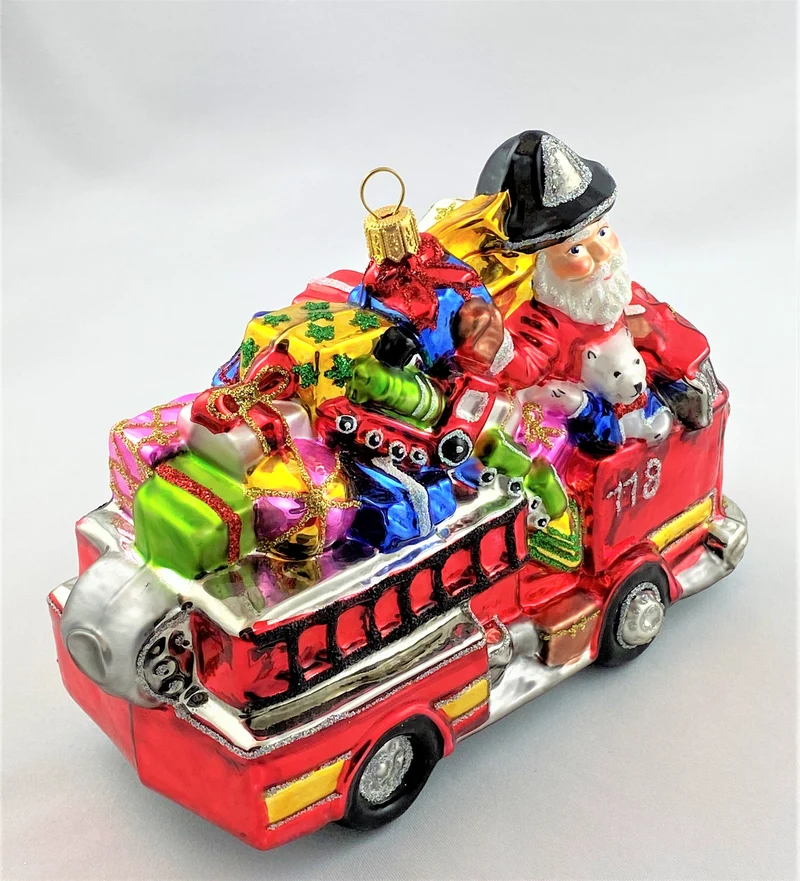 Der Weihnachtsmann bringt die Geschenke mit dem Feuerwehrauto
