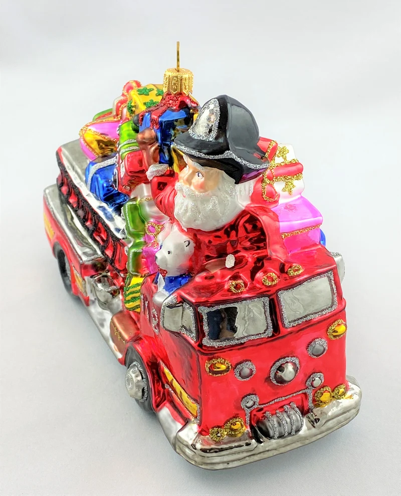Der Weihnachtsmann bringt die Geschenke mit dem Feuerwehrauto