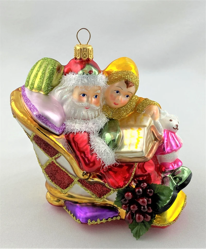 Weihnachtsmann liest dem Jungen eine Weihnachtsgeschichte vor