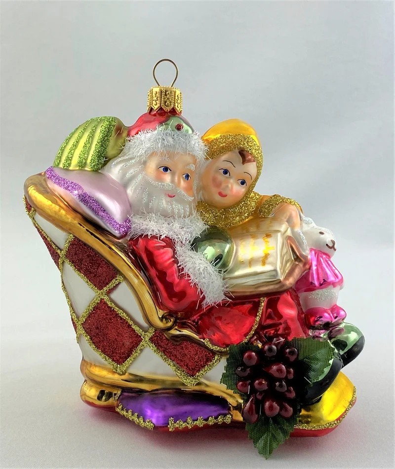 Weihnachtsmann liest dem Jungen eine Weihnachtsgeschichte vor