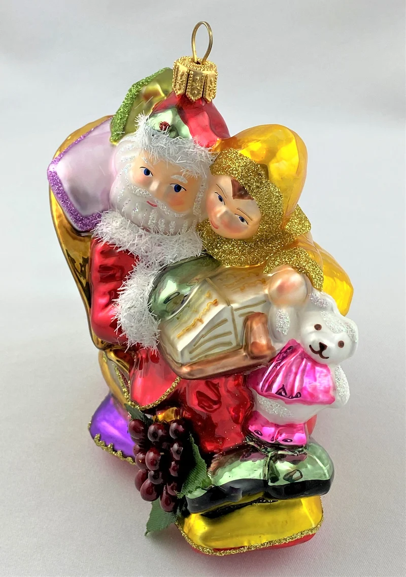 Weihnachtsmann liest dem Jungen eine Weihnachtsgeschichte vor