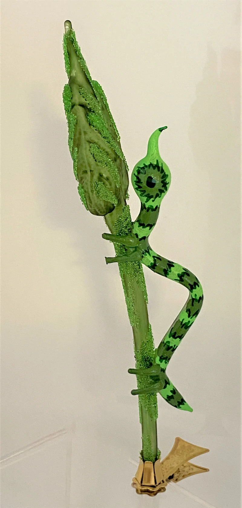 Grüne Raupe krabbelt am Blatt hoch
