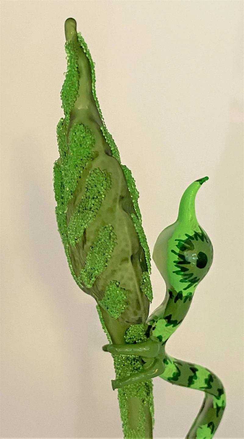 Grüne Raupe krabbelt am Blatt hoch