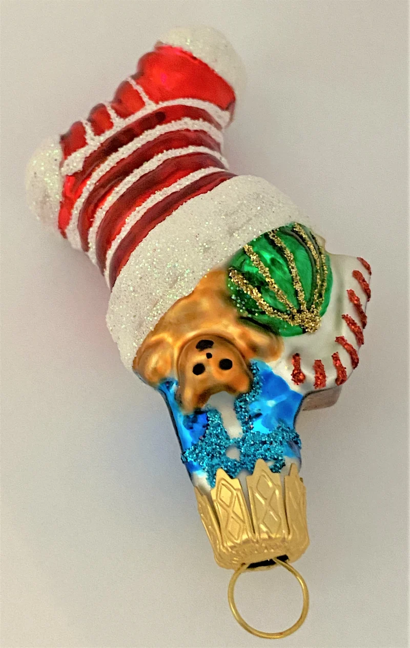 Weihnachts-Socke mit Geschenken gefüllt