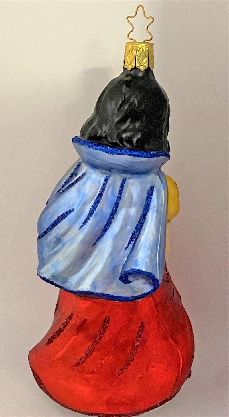 Schneewittchen mit blauem Mantel