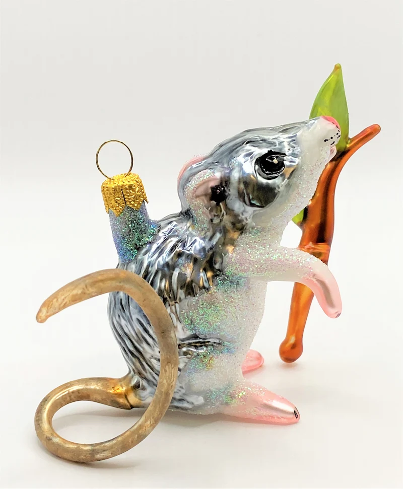 Graue Maus mit Zweig
