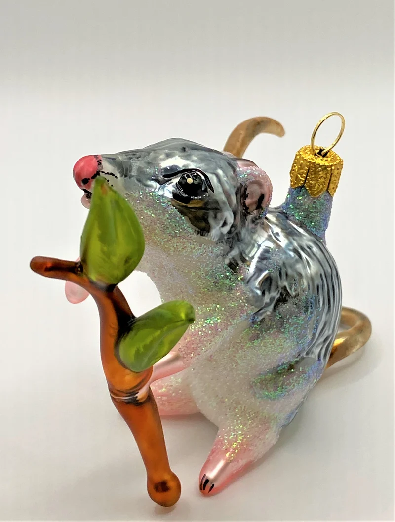 Graue Maus mit Zweig