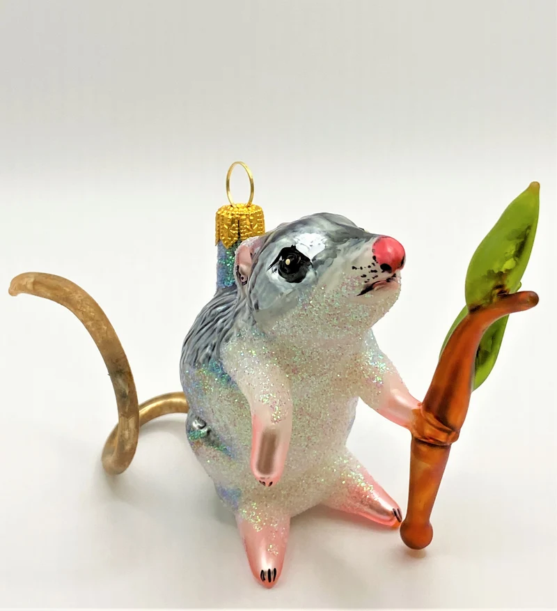 Graue Maus mit Zweig