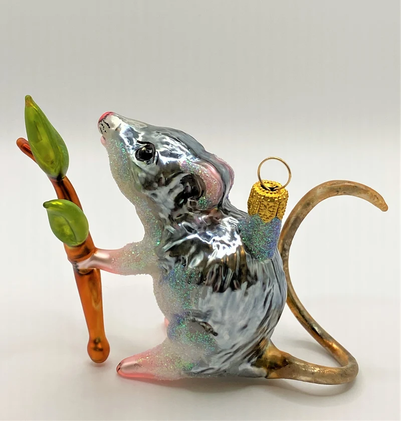 Graue Maus mit Zweig