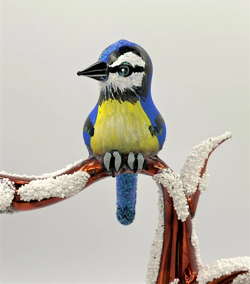 Blaumeise auf verschneitem Ast