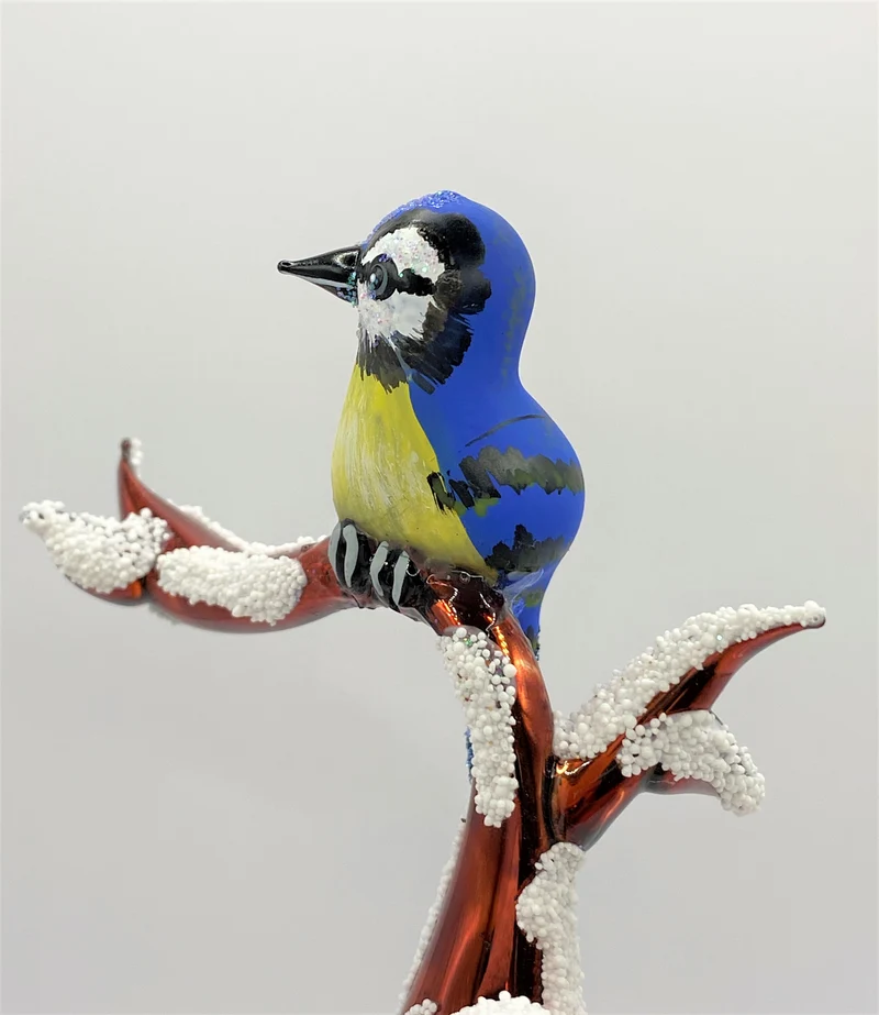 Blaumeise auf verschneitem Ast