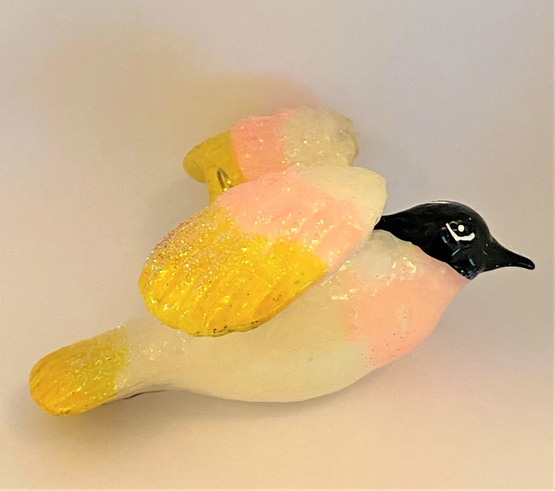 Fliegende Taube hell mit gelb-rosa Flügel