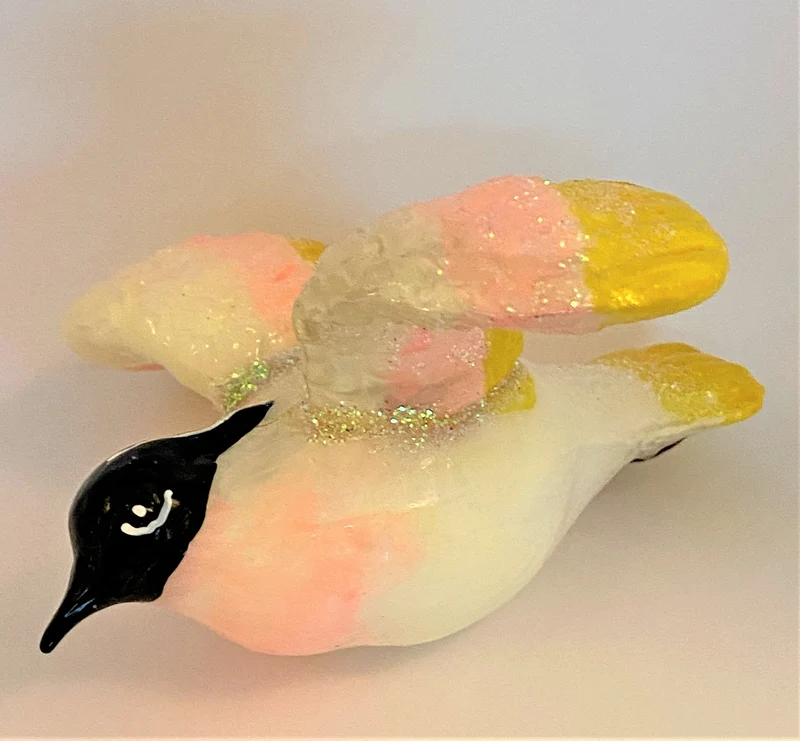 Fliegende Taube hell mit gelb-rosa Flügel