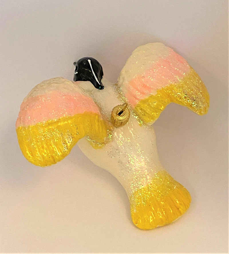 Fliegende Taube hell mit gelb-rosa Flügel
