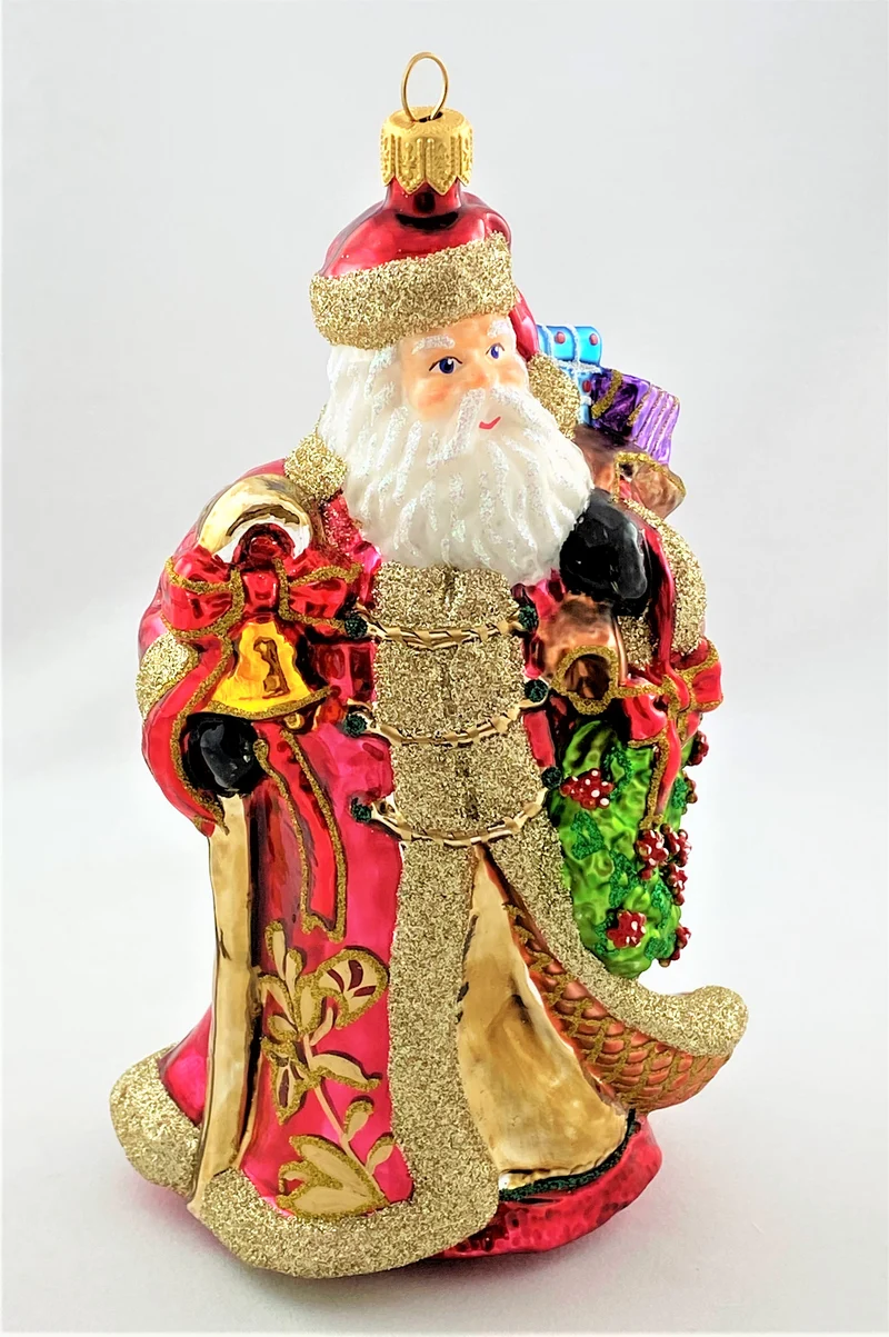 Stattlicher Weihnachtsmann mit vielen Geschenken und geschmücktem Kranz