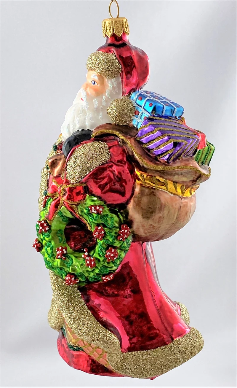 Stattlicher Weihnachtsmann mit vielen Geschenken und geschmücktem Kranz