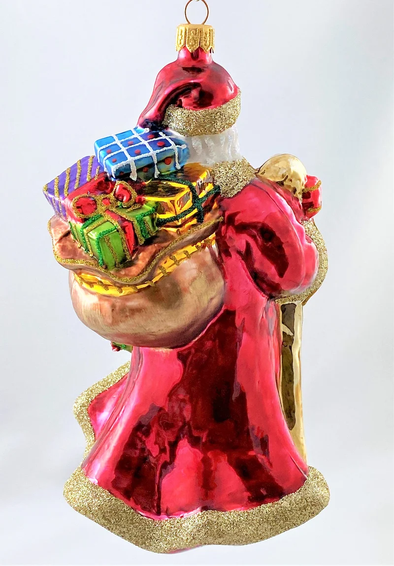 Stattlicher Weihnachtsmann mit vielen Geschenken und geschmücktem Kranz