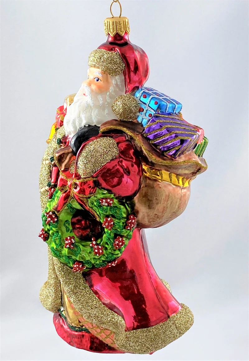 Stattlicher Weihnachtsmann mit vielen Geschenken und geschmücktem Kranz