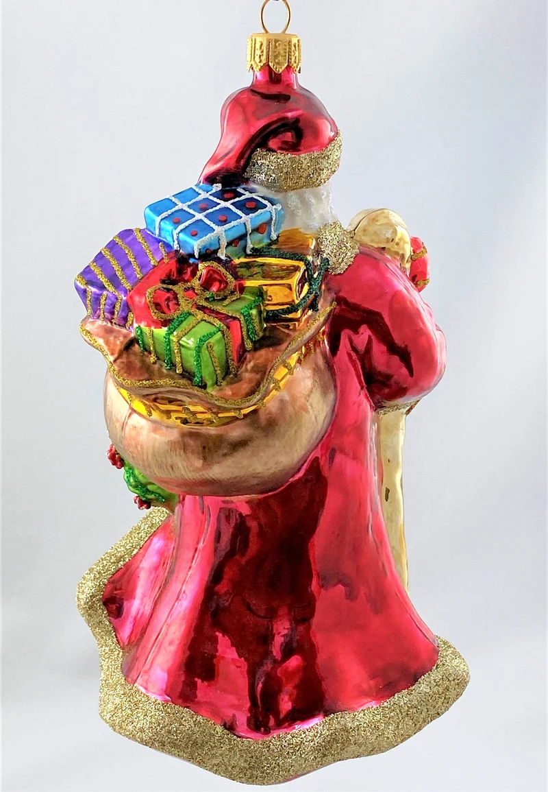 Stattlicher Weihnachtsmann mit vielen Geschenken und geschmücktem Kranz