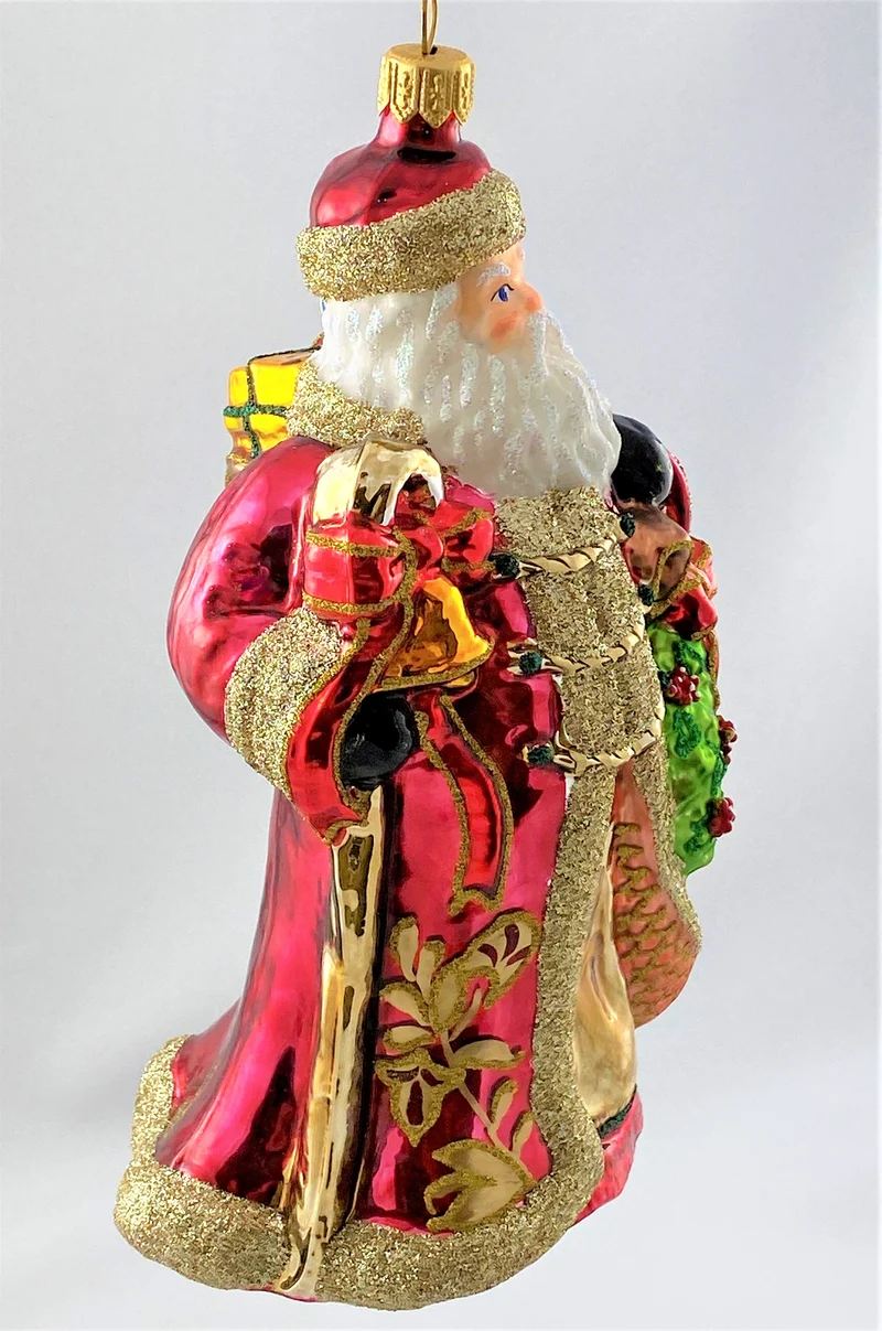 Stattlicher Weihnachtsmann mit vielen Geschenken und geschmücktem Kranz