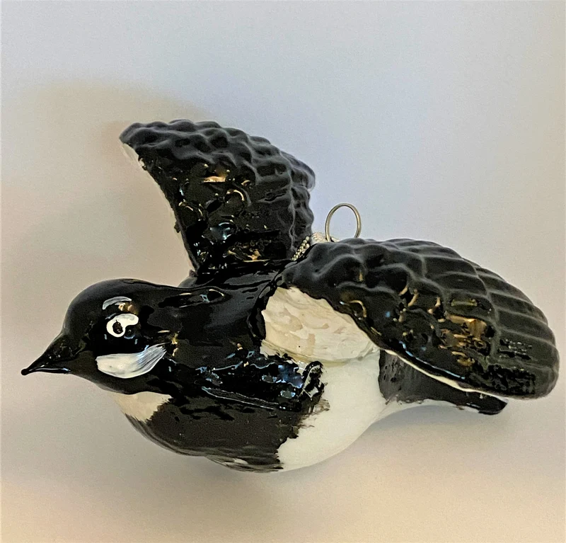 Fliegende Taube schwarz-weiss