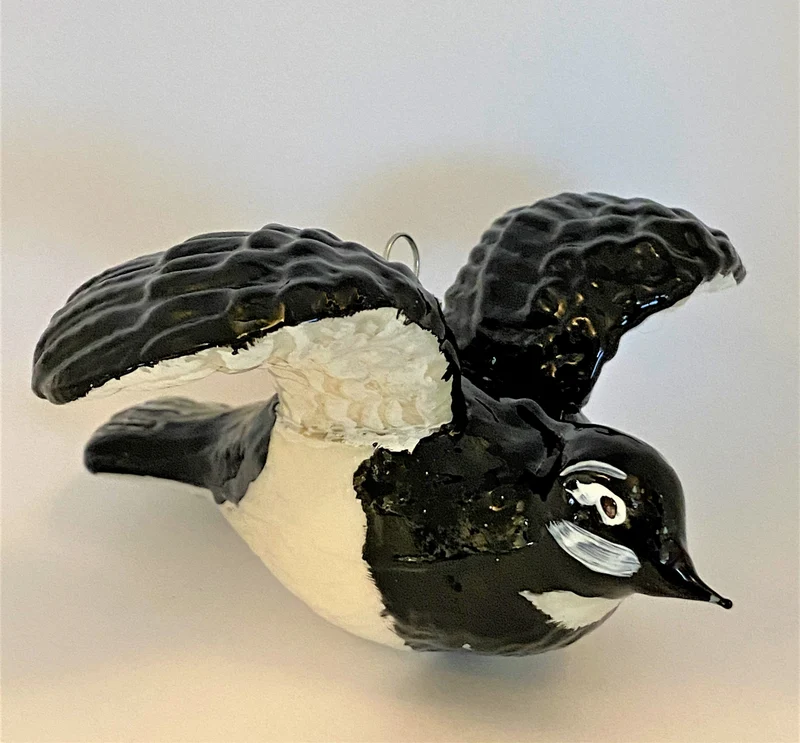 Fliegende Taube schwarz-weiss