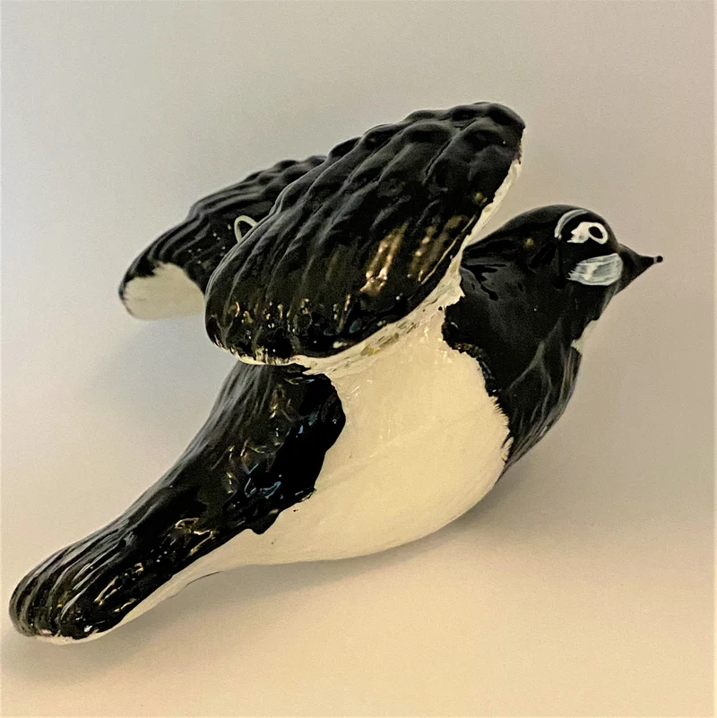 Fliegende Taube schwarz-weiss