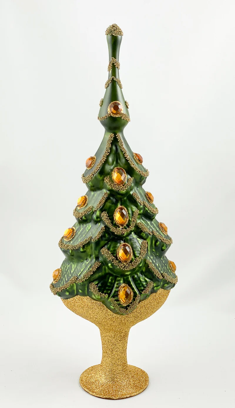 Weihnachtsbaum mit goldenen Schmucksteinen