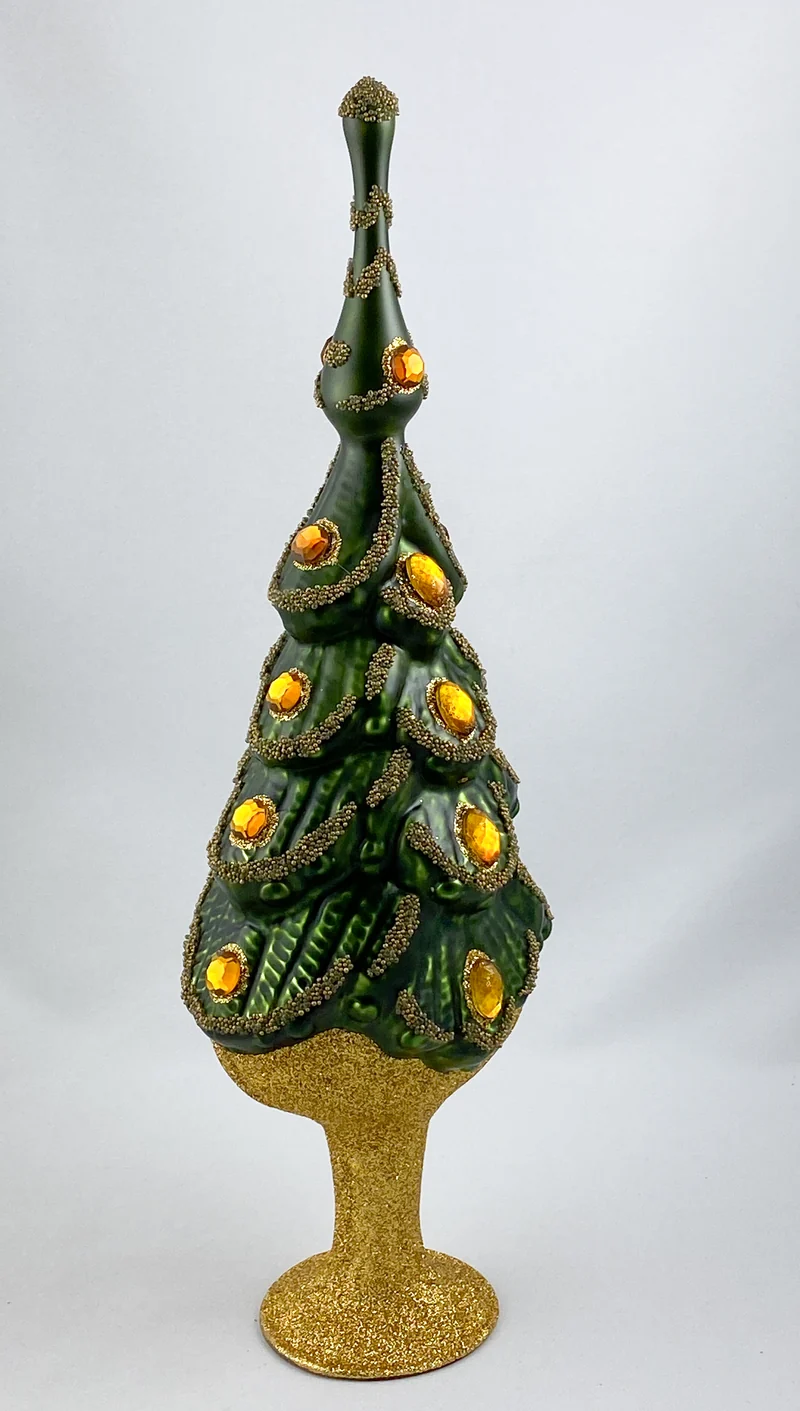 Weihnachtsbaum mit goldenen Schmucksteinen