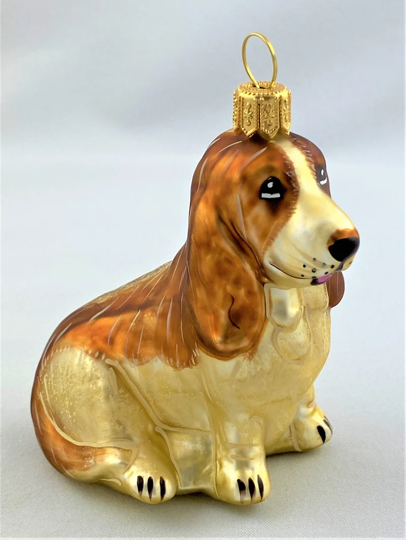 Sitzender Basset Hund