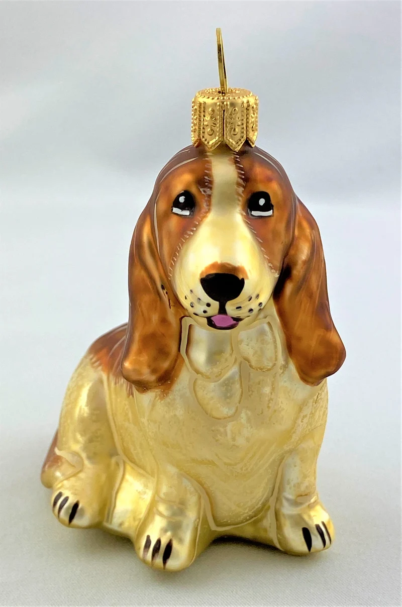 Sitzender Basset Hund