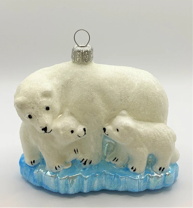 Eisbär mit zwei Jungen auf Eisscholle
