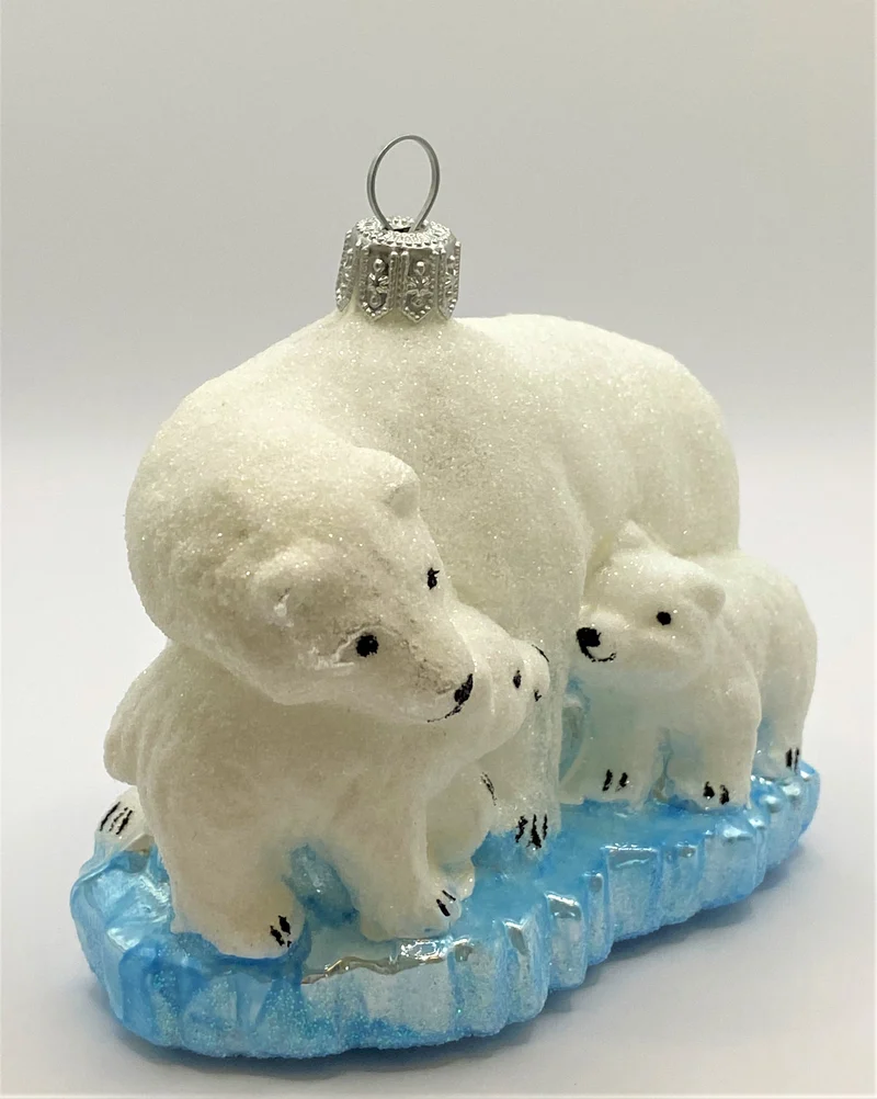 Eisbär mit zwei Jungen auf Eisscholle
