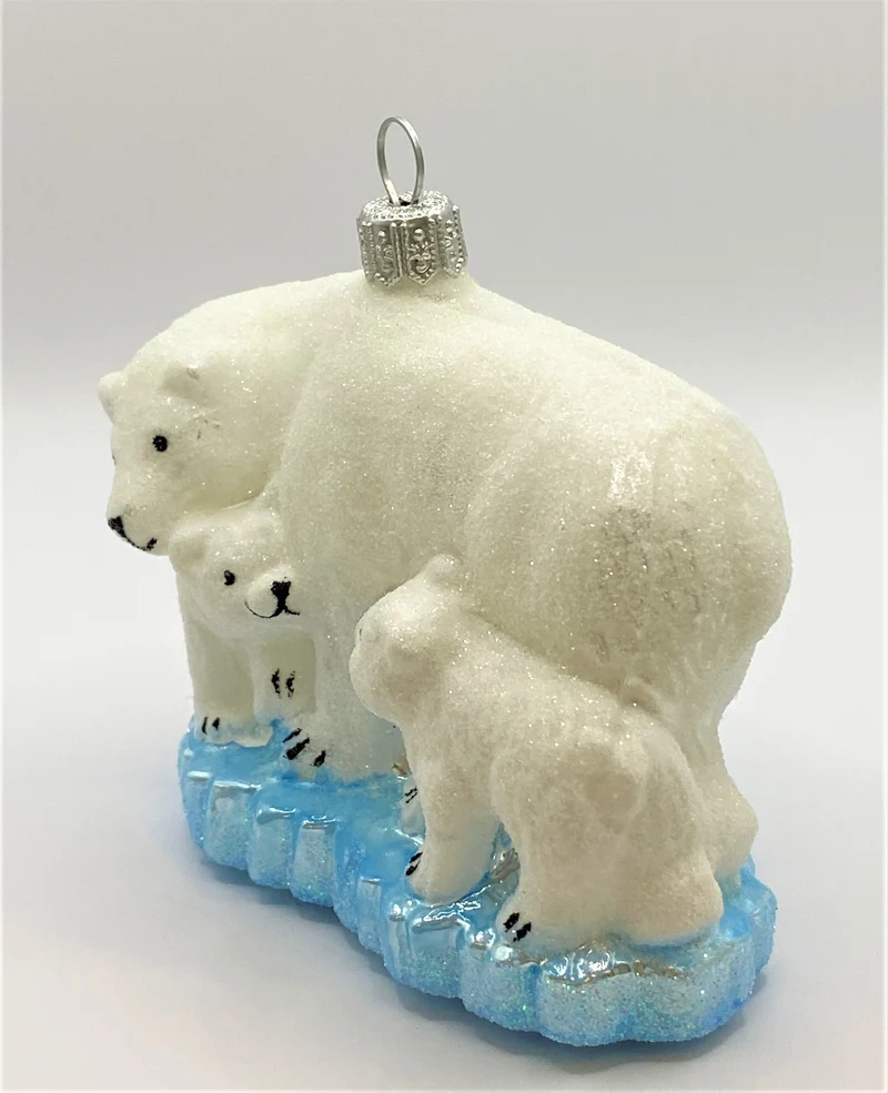 Eisbär mit zwei Jungen auf Eisscholle