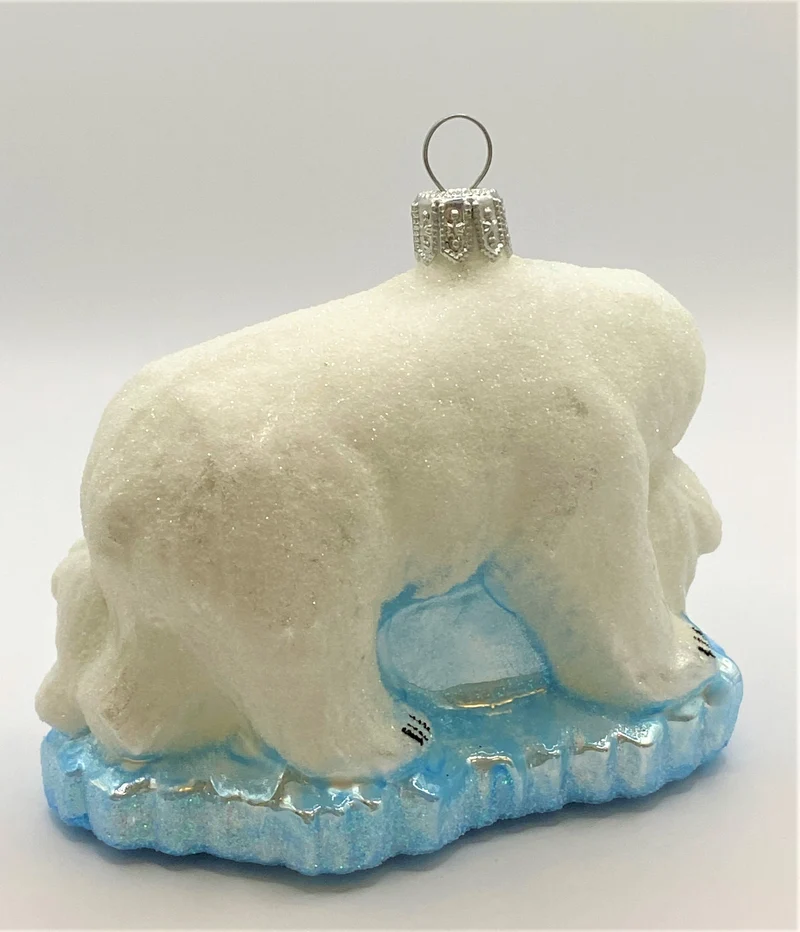 Eisbär mit zwei Jungen auf Eisscholle