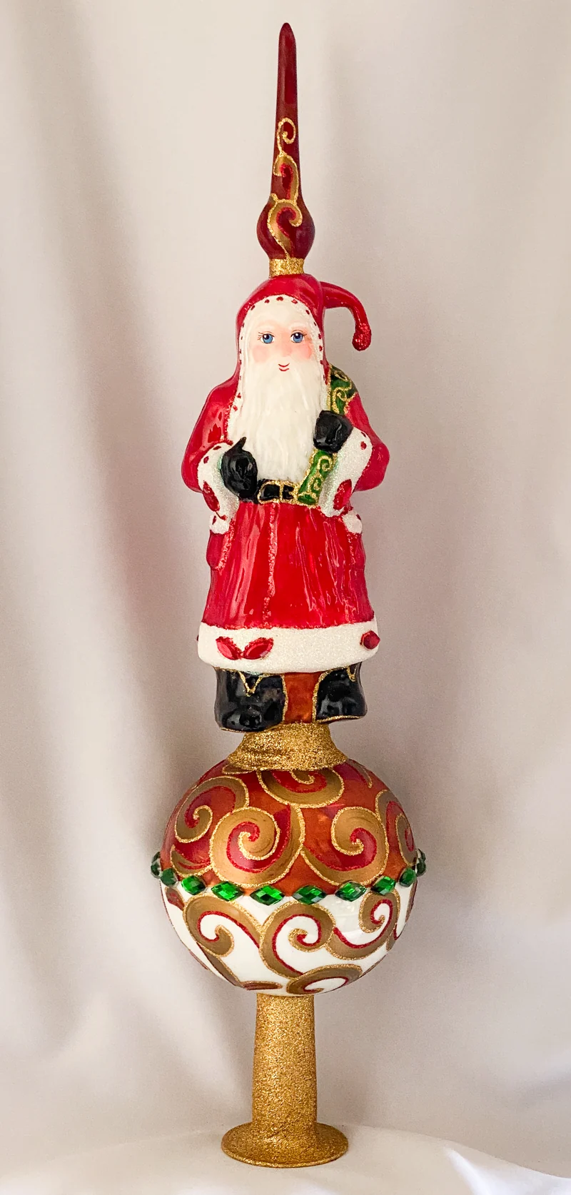 Spitze Weihnachtsmann im roten Mantel