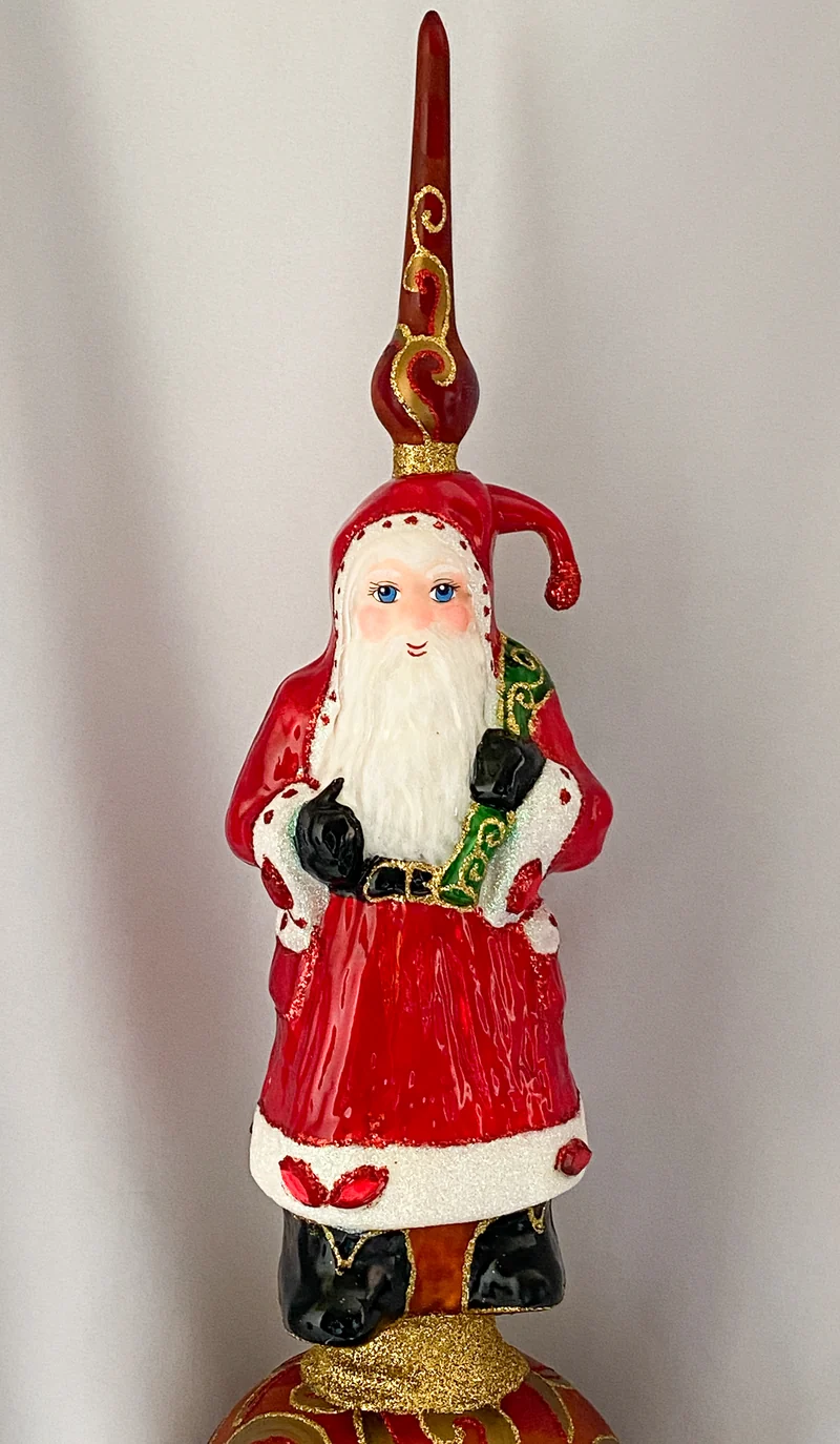 Spitze Weihnachtsmann im roten Mantel