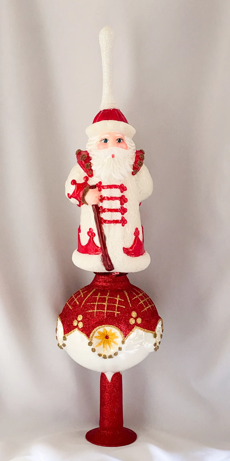 Spitze Weihnachtsmann im weissen Mantel