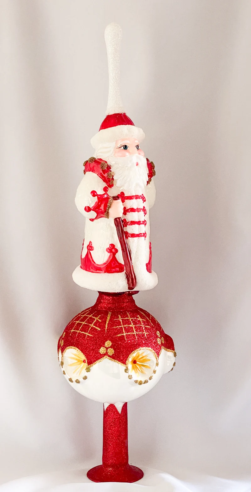 Spitze Weihnachtsmann im weissen Mantel
