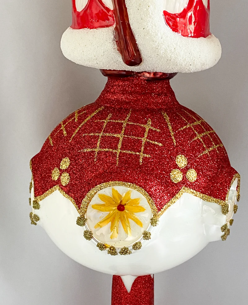 Spitze Weihnachtsmann im weissen Mantel