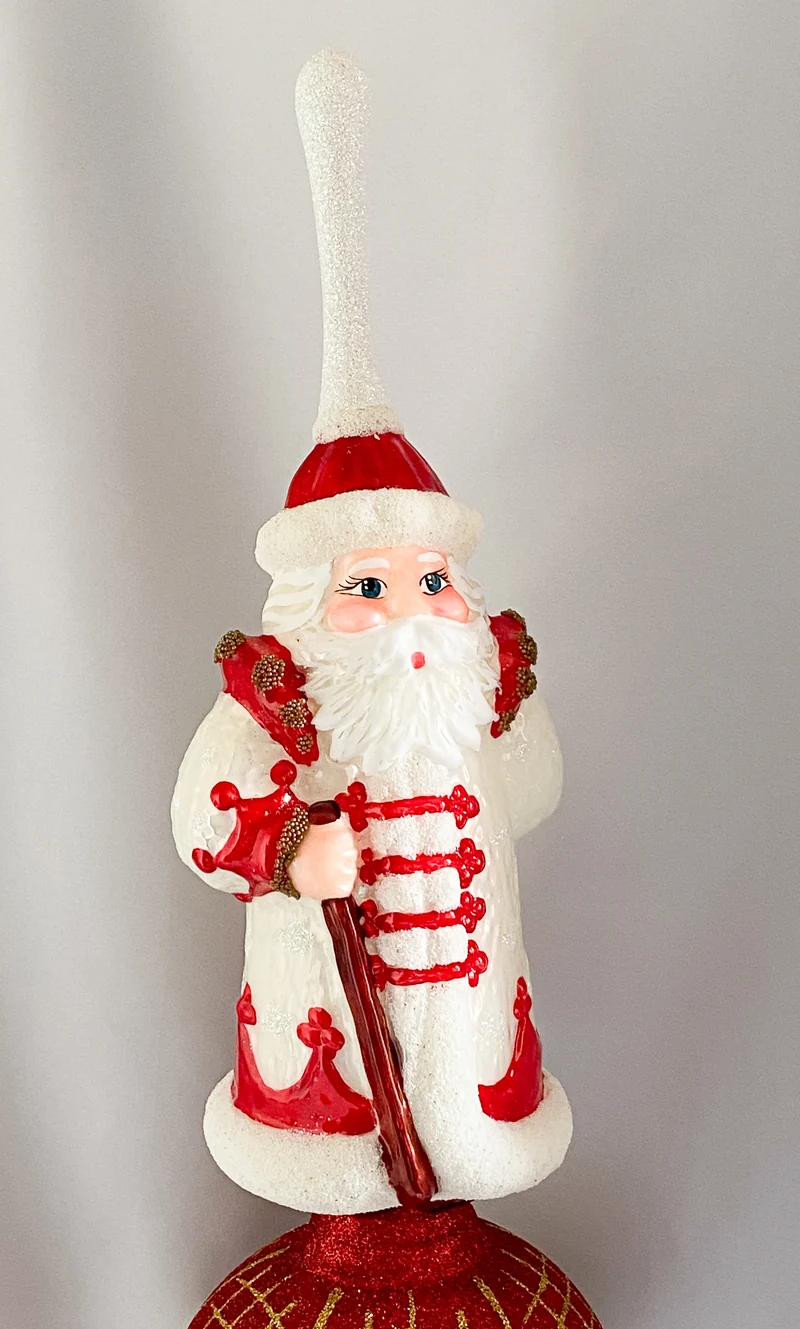 Spitze Weihnachtsmann im weissen Mantel