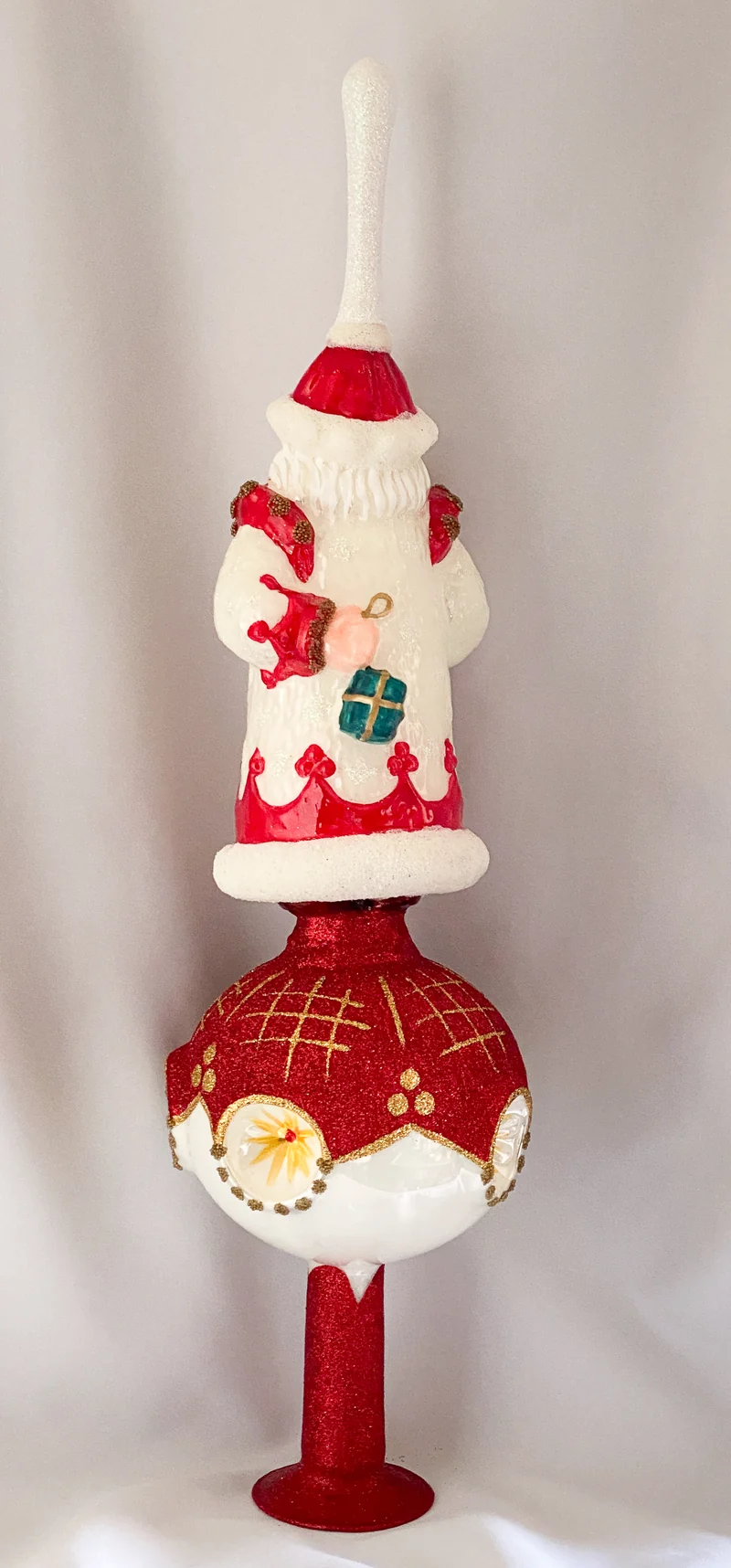 Spitze Weihnachtsmann im weissen Mantel